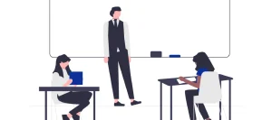 Formateur face à des personnes qui suivent un cours